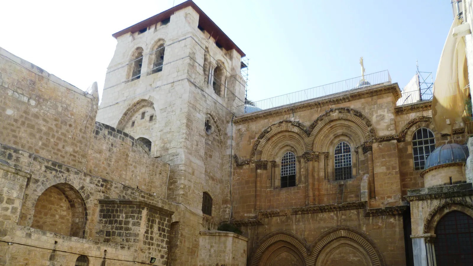 La façade de pierre et le clocher de l’église du Saint-Sépulcre à Jérusalem