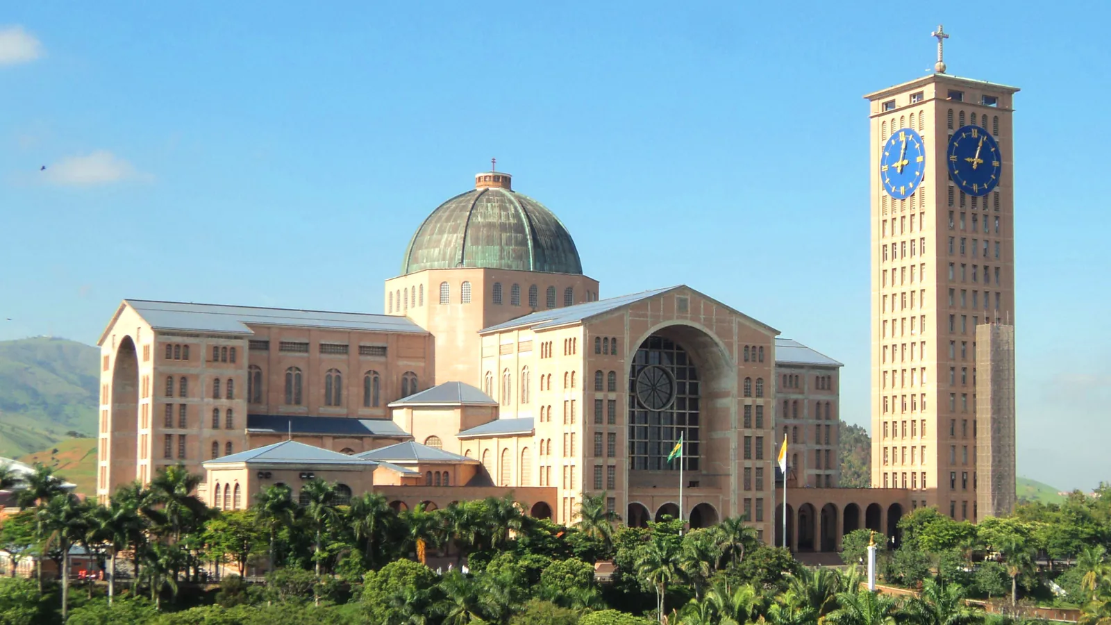 Le dôme et la tour du Sanctuaire national de Notre-Dame d’Aparecida au-dessus des arbres