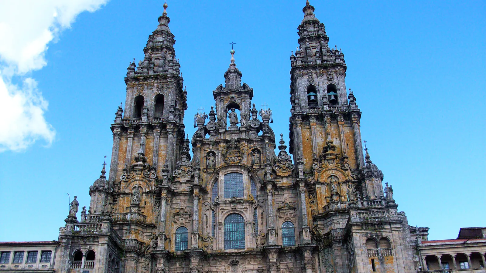 Mặt tiền Baroque và hai tháp chuông của Nhà thờ chính tòa Santiago de Compostela