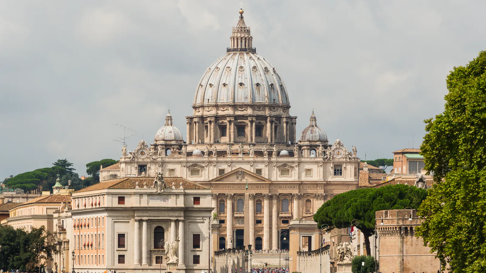Le dôme et la façade de la basilique Saint-Pierre vus à distance dans la Cité du Vatican